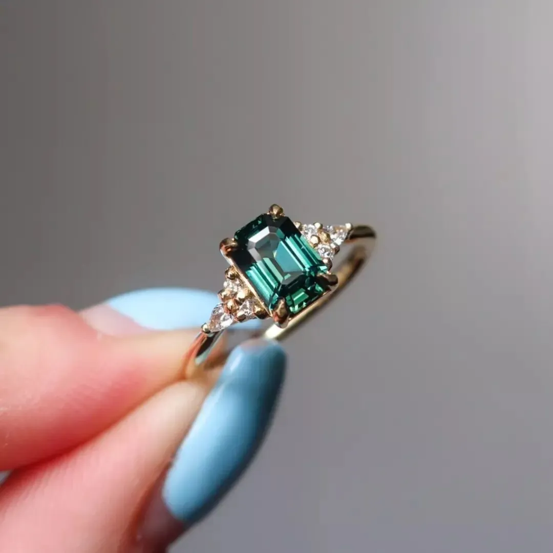 /public/photos/live/Excellent Cut Dark Green Emerald Engagement Ring 224 (1).webp